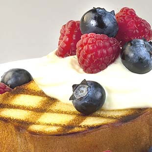 grilled-pound-cake-berries