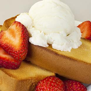 toasted-pound-cake-strawberry-sundae